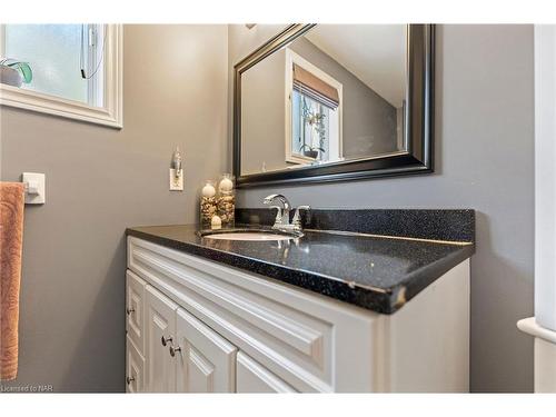 5843 Aspen Court, Niagara Falls, ON - Indoor Photo Showing Bathroom