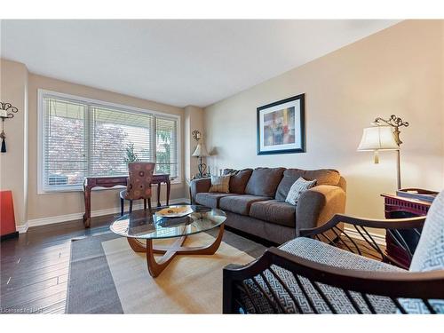 5843 Aspen Court, Niagara Falls, ON - Indoor Photo Showing Living Room