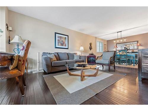 5843 Aspen Court, Niagara Falls, ON - Indoor Photo Showing Living Room