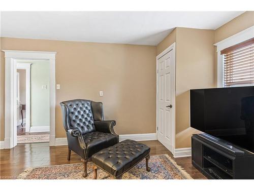 80 Dufferin Street, St. Catharines, ON - Indoor Photo Showing Living Room