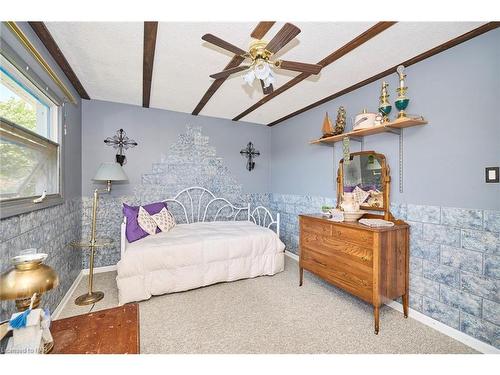 7205 Sharon Avenue, Niagara Falls, ON - Indoor Photo Showing Bedroom