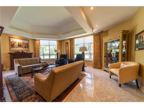 107-8111 Forest Glen Drive, Niagara Falls, ON - Indoor Photo Showing Living Room