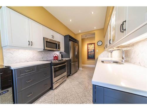107-8111 Forest Glen Drive, Niagara Falls, ON - Indoor Photo Showing Kitchen With Double Sink