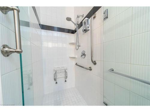 107-8111 Forest Glen Drive, Niagara Falls, ON - Indoor Photo Showing Bathroom