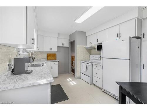 5508 Hillsdale Avenue, Niagara Falls, ON - Indoor Photo Showing Kitchen