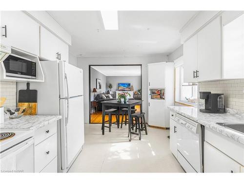5508 Hillsdale Avenue, Niagara Falls, ON - Indoor Photo Showing Kitchen
