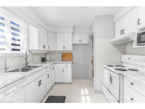 5508 Hillsdale Avenue, Niagara Falls, ON - Indoor Photo Showing Kitchen With Double Sink