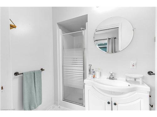 5508 Hillsdale Avenue, Niagara Falls, ON - Indoor Photo Showing Bathroom