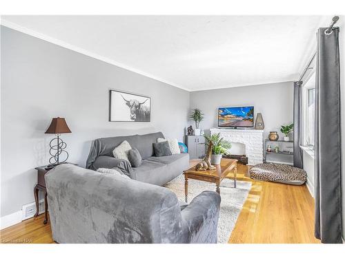 5508 Hillsdale Avenue, Niagara Falls, ON - Indoor Photo Showing Living Room