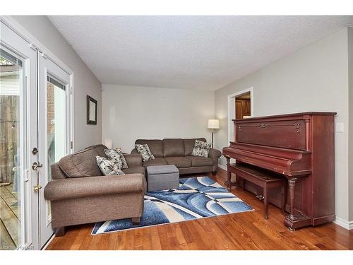 6608 Harmony Avenue, Niagara Falls, ON - Indoor Photo Showing Living Room