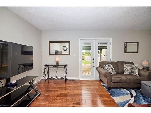 6608 Harmony Avenue, Niagara Falls, ON - Indoor Photo Showing Living Room