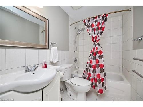 6608 Harmony Avenue, Niagara Falls, ON - Indoor Photo Showing Bathroom