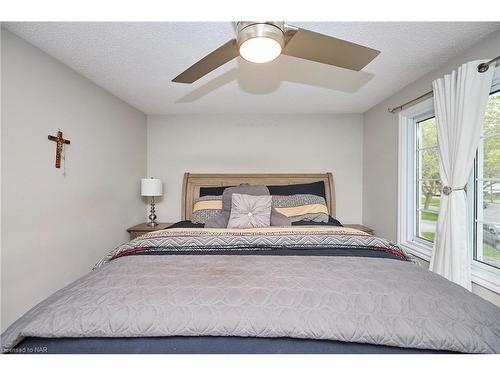 6608 Harmony Avenue, Niagara Falls, ON - Indoor Photo Showing Bedroom