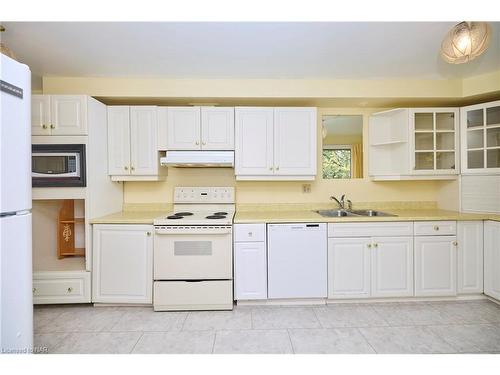 1 Tottenham Court Court, Niagara-On-The-Lake, ON - Indoor Photo Showing Kitchen With Double Sink