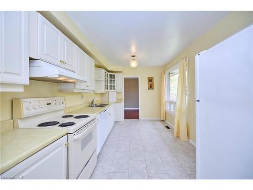 1 Tottenham Court Court, Niagara-On-The-Lake, ON - Indoor Photo Showing Kitchen With Double Sink