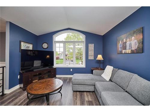 3584 Hill Street, Stevensville, ON - Indoor Photo Showing Living Room