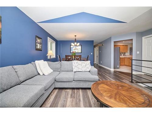 3584 Hill Street, Stevensville, ON - Indoor Photo Showing Living Room