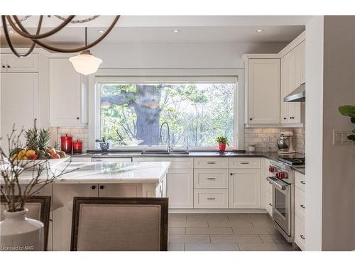 38 Hillcrest Avenue, St. Catharines, ON - Indoor Photo Showing Kitchen