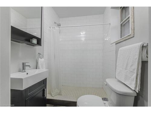 1-83 Gibson Avenue, Hamilton, ON - Indoor Photo Showing Bathroom