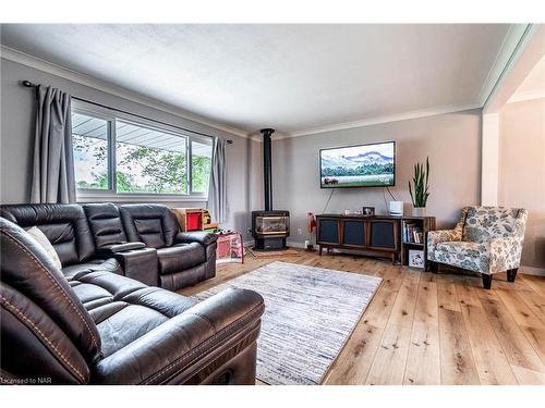 11750 3 Highway, Wainfleet, ON - Indoor Photo Showing Living Room