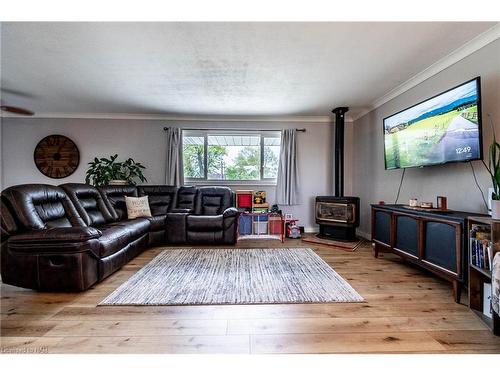 11750 3 Highway, Wainfleet, ON - Indoor Photo Showing Living Room