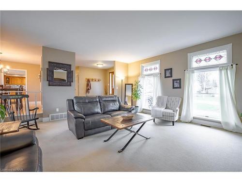 139 Lakewood Avenue, Crystal Beach, ON - Indoor Photo Showing Living Room