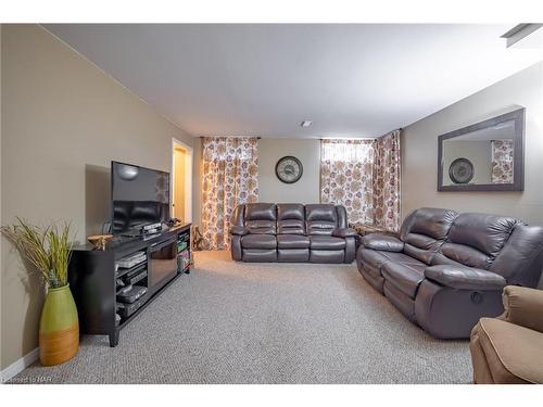 139 Lakewood Avenue, Crystal Beach, ON - Indoor Photo Showing Living Room