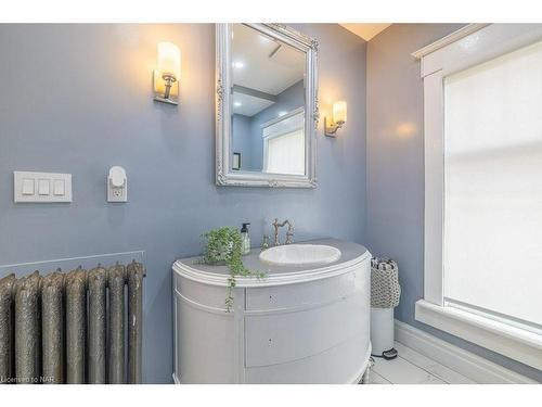 6217 Orchard Avenue, Niagara Falls, ON - Indoor Photo Showing Bathroom