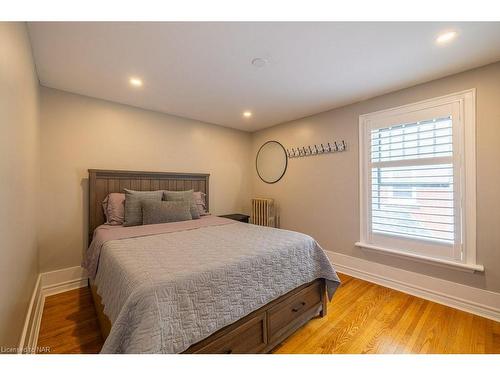 6217 Orchard Avenue, Niagara Falls, ON - Indoor Photo Showing Bedroom