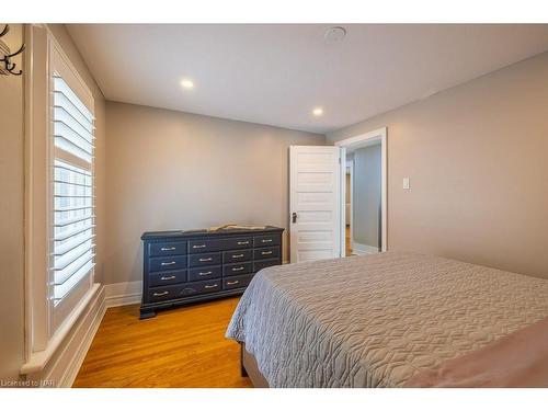 6217 Orchard Avenue, Niagara Falls, ON - Indoor Photo Showing Bedroom