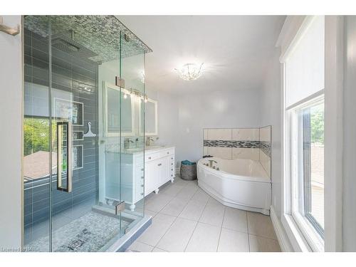 6217 Orchard Avenue, Niagara Falls, ON - Indoor Photo Showing Bathroom
