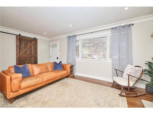 12 Corbett Avenue, St. Catharines, ON - Indoor Photo Showing Living Room