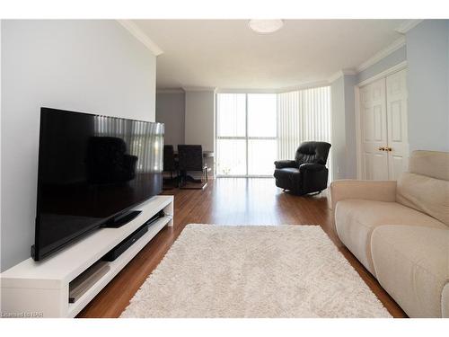 1005-162 Martindale Road, St. Catharines, ON - Indoor Photo Showing Living Room
