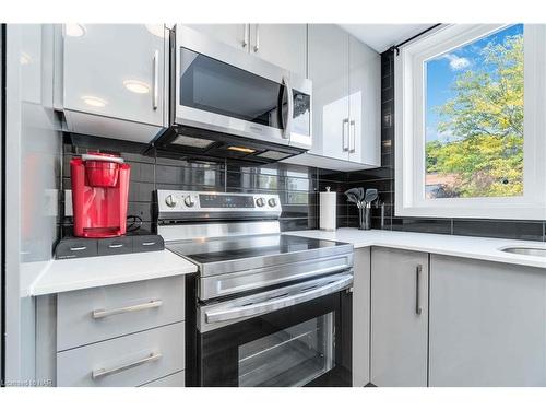 312-6065 Mcleod Road, Niagara Falls, ON - Indoor Photo Showing Kitchen