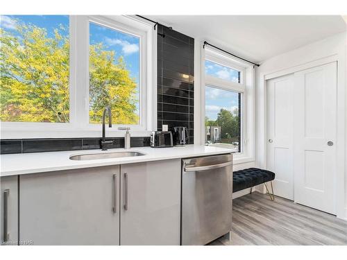 312-6065 Mcleod Road, Niagara Falls, ON - Indoor Photo Showing Kitchen