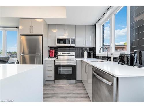 312-6065 Mcleod Road, Niagara Falls, ON - Indoor Photo Showing Kitchen With Upgraded Kitchen