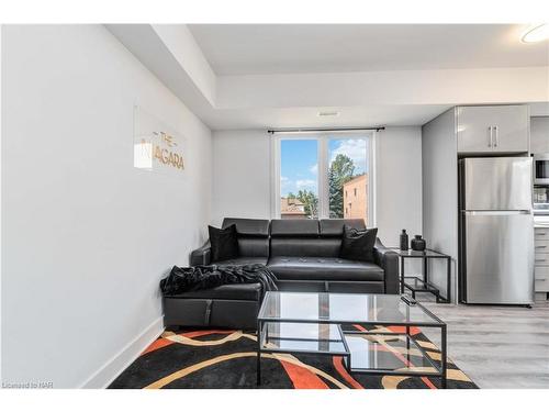 312-6065 Mcleod Road, Niagara Falls, ON - Indoor Photo Showing Living Room