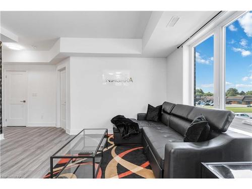 312-6065 Mcleod Road, Niagara Falls, ON - Indoor Photo Showing Living Room