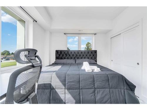 312-6065 Mcleod Road, Niagara Falls, ON - Indoor Photo Showing Bedroom