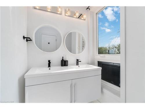 312-6065 Mcleod Road, Niagara Falls, ON - Indoor Photo Showing Bathroom