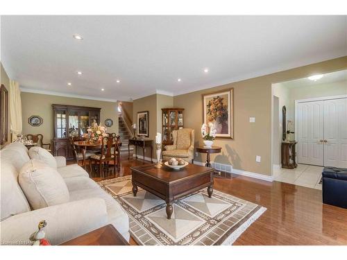 6950 Waterloo Drive, Niagara Falls, ON - Indoor Photo Showing Living Room