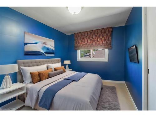 6950 Waterloo Drive, Niagara Falls, ON - Indoor Photo Showing Bedroom