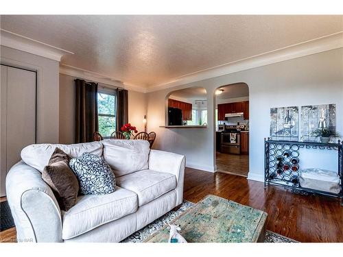 498 Clare Avenue, Welland, ON - Indoor Photo Showing Living Room