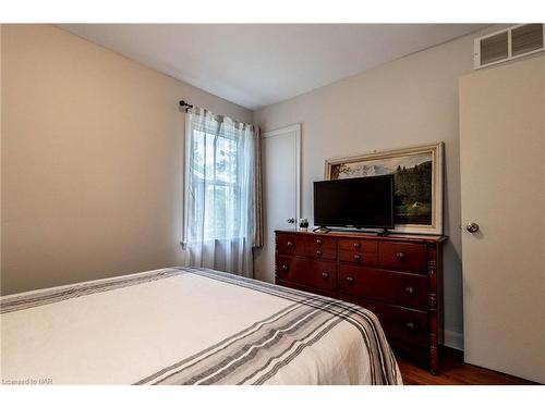 498 Clare Avenue, Welland, ON - Indoor Photo Showing Bedroom