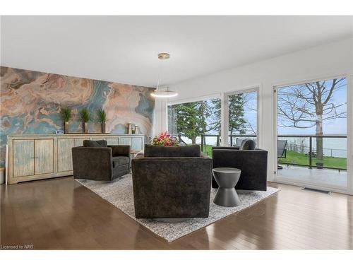 53 Tennessee Avenue, Port Colborne, ON - Indoor Photo Showing Living Room