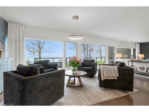 53 Tennessee Avenue, Port Colborne, ON - Indoor Photo Showing Living Room