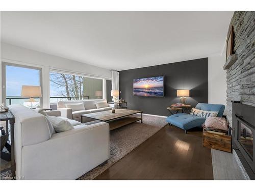 53 Tennessee Avenue, Port Colborne, ON - Indoor Photo Showing Living Room