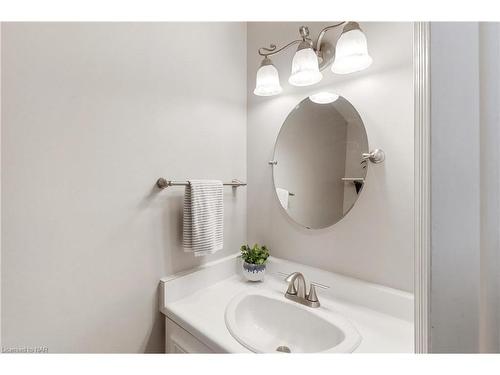 30-77 Linwell Road, St. Catharines, ON - Indoor Photo Showing Bathroom