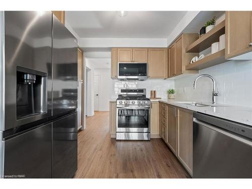 17 Barbican Trail, St. Catharines, ON - Indoor Photo Showing Kitchen