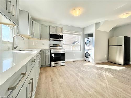 Main-27 Lasalle Street, Welland, ON - Indoor Photo Showing Kitchen With Upgraded Kitchen